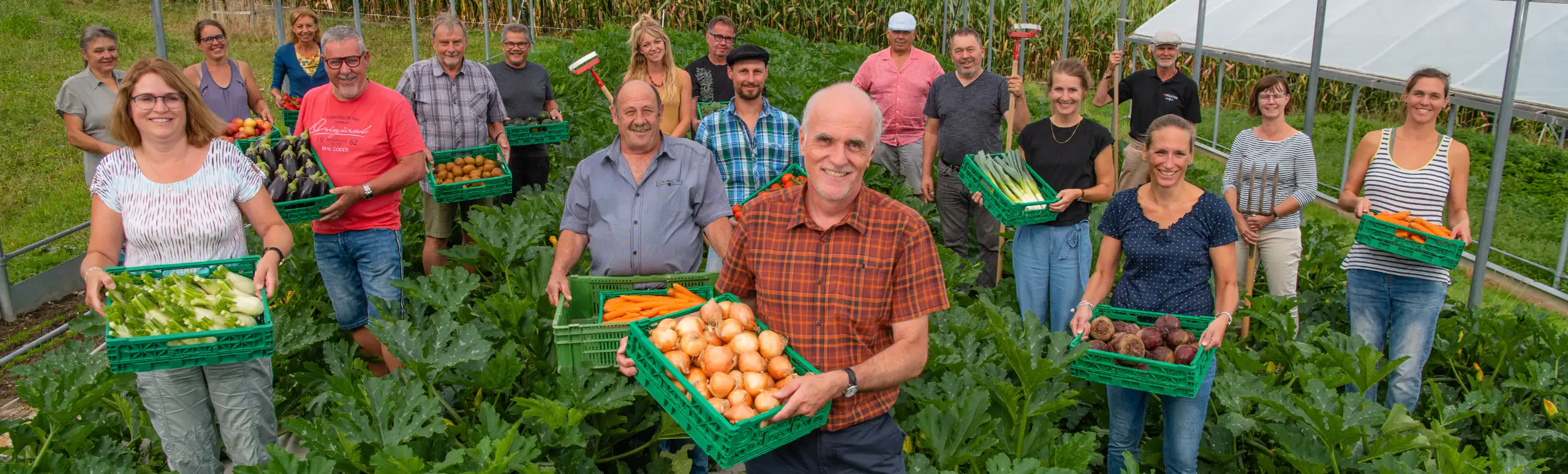 Das Biobouquet-Team mit frischem Gemüse