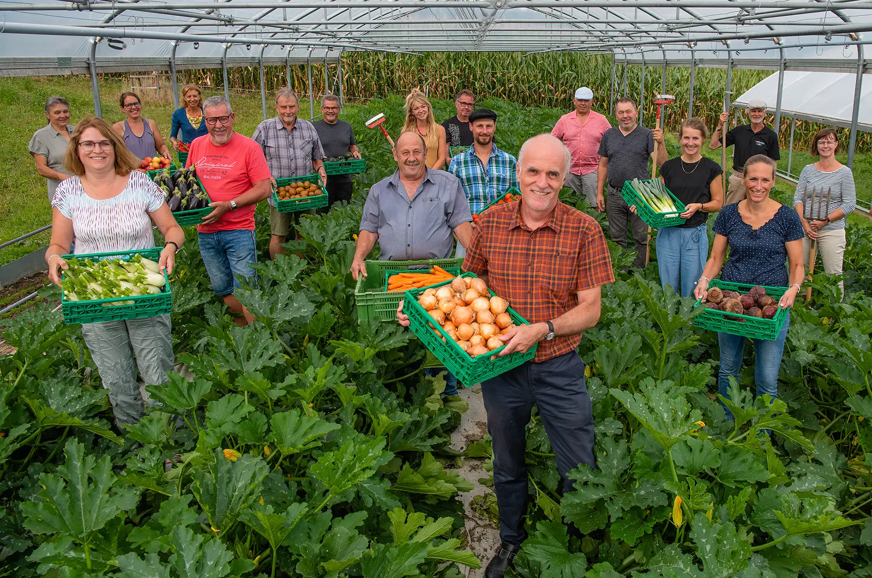 Das Biobouquet-Team mit frischem Gemüse